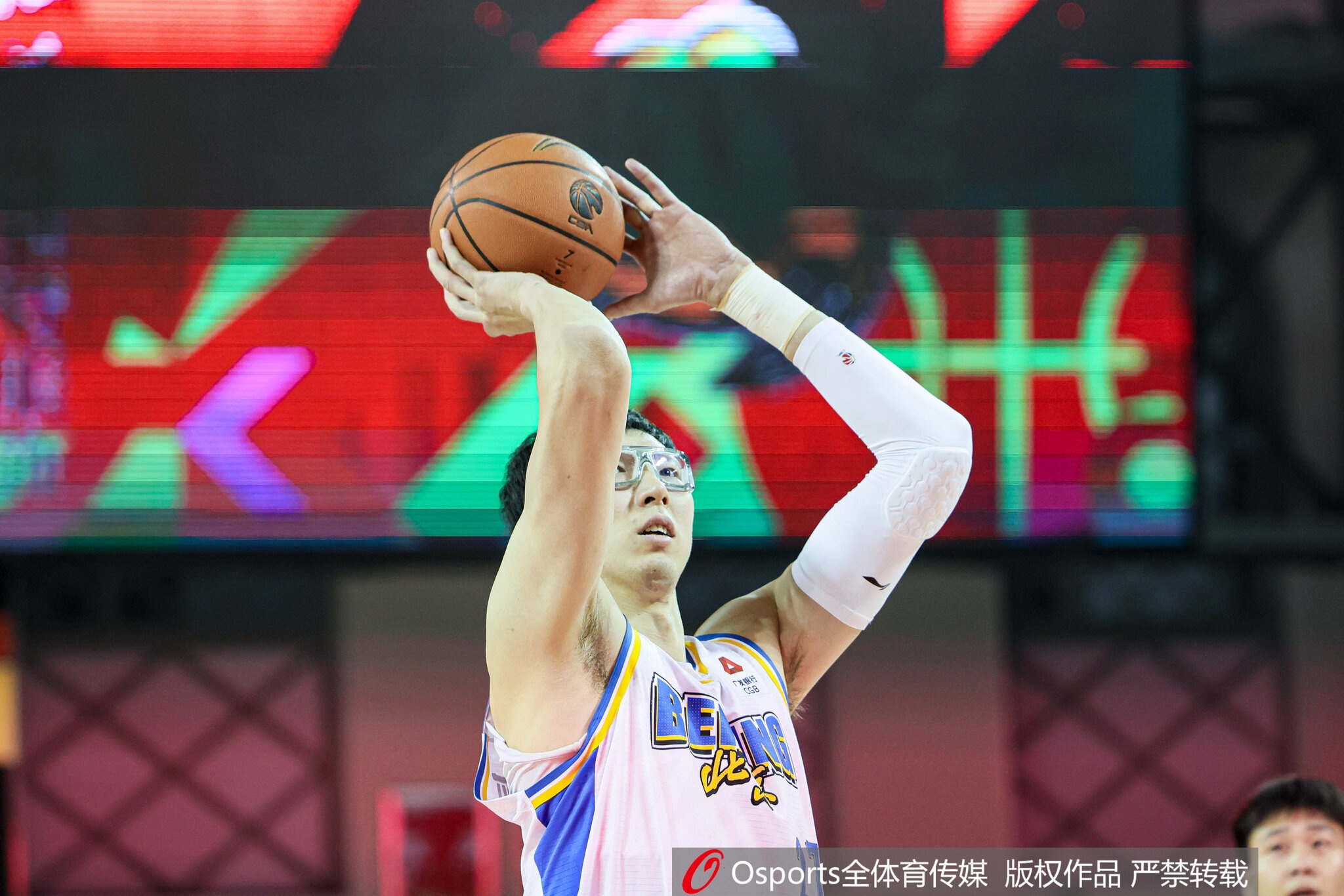 乐鱼体育官方-状态火热！周琦半场7中6高效拿下13分7板2帽 前6投全中
